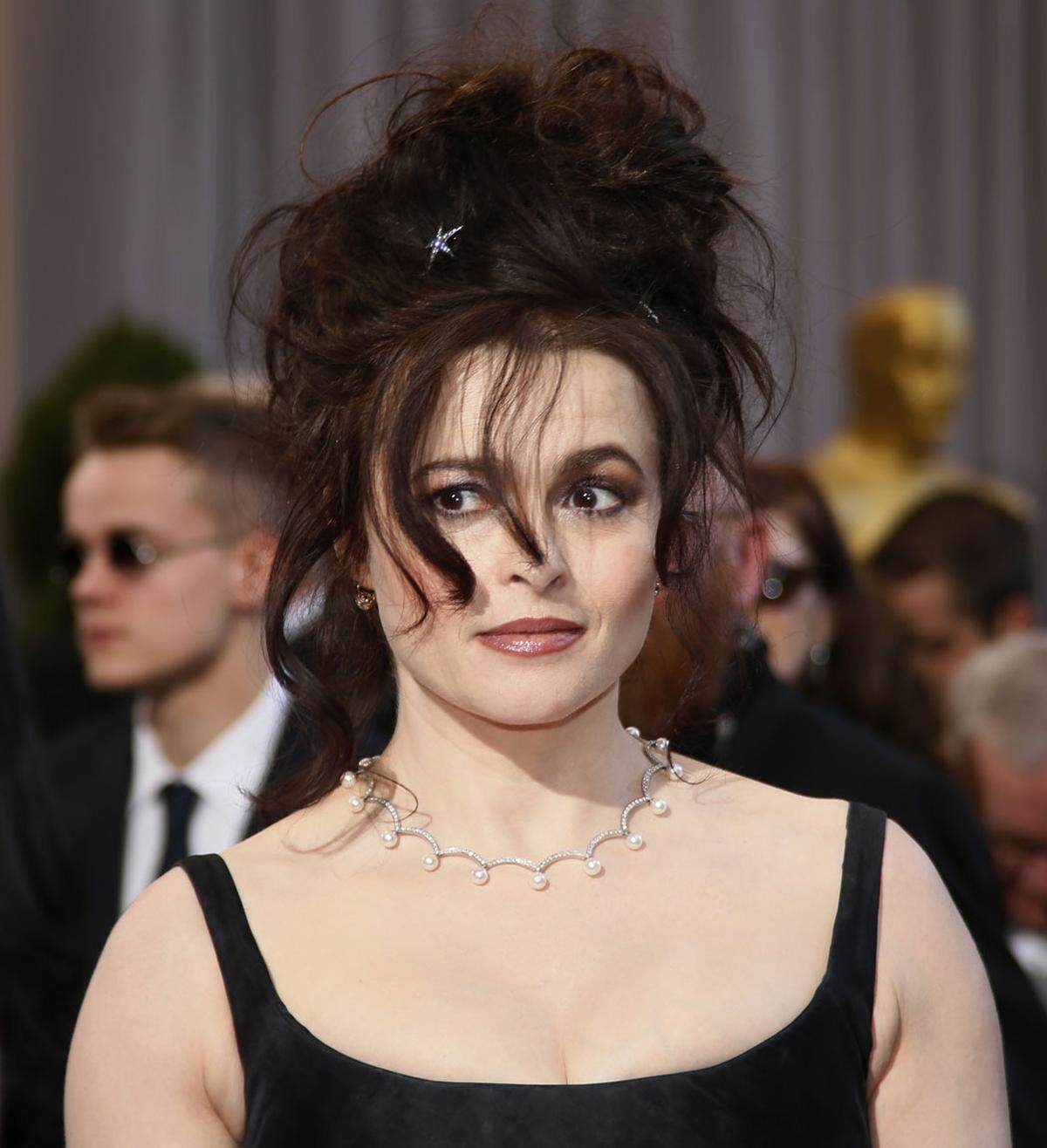 An ein Vogelnest erinnert die Hochsteckfrisur von Schauspielerin Helena Bonham Carter.