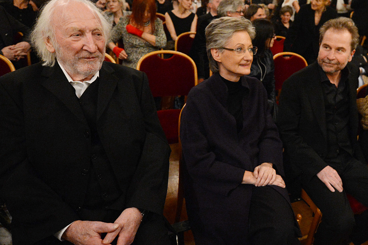 Am Mittwochabend wurden im Wiener Rathaus die Österreichischen Filmpreise vergeben. Der Abend stand ganz im Zeichen von Regisseur Ulrich Seidl und Altstar Karl Merkatz.Im Bild: Merkatz, Seidl und Kulturministerin Claudia Schmied (Bildmitte).