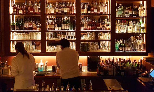 An Bars zu stehen und zu trinken ist derzeit ohnehin nicht erlaubt – und wer am Tisch isst oder trinkt, muss ab Montag in Wien Kontaktdaten hinterlassen.