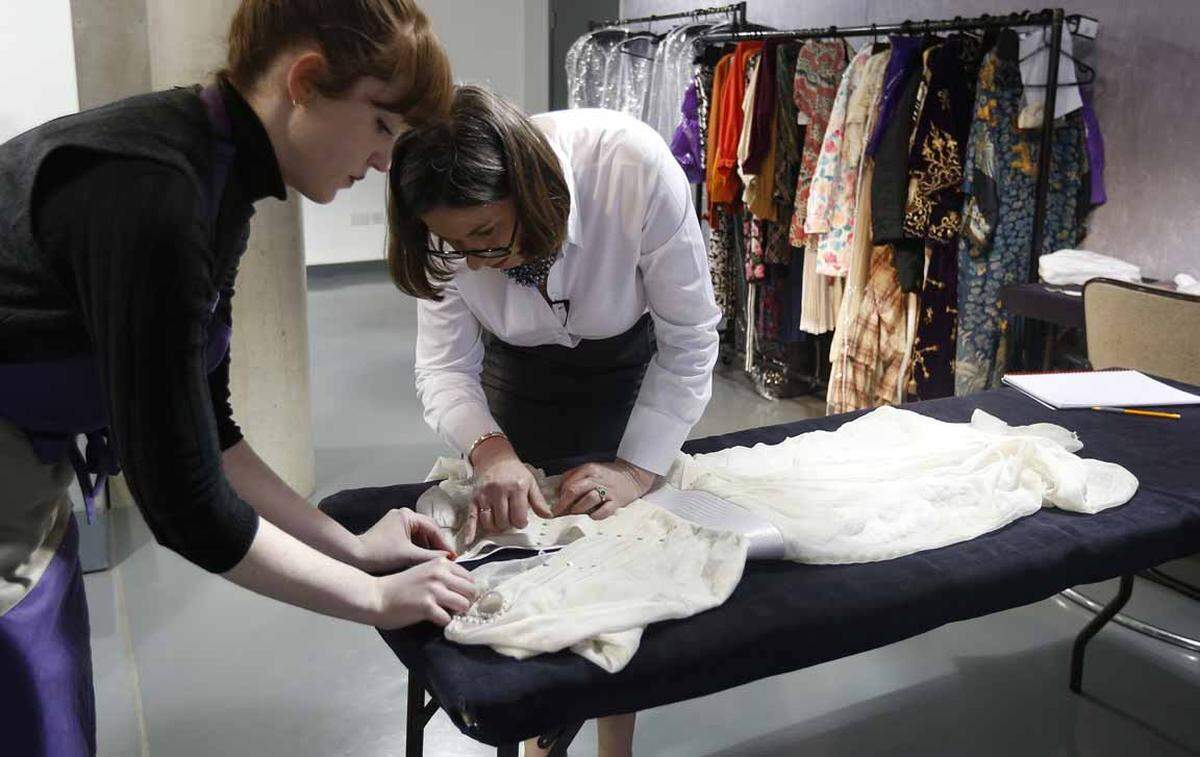 Maureen Dunkel schlug damals mit 13 Kleidern für 500.000 Pfund zu und machte es sich nach dem Tod von Diana zur Aufgabe, diese Kleider auszustellen und an Museen zu verleihen. Das mittlerweile bankrotte US-Socialite hat sie nun zur Auktion freigegeben.
