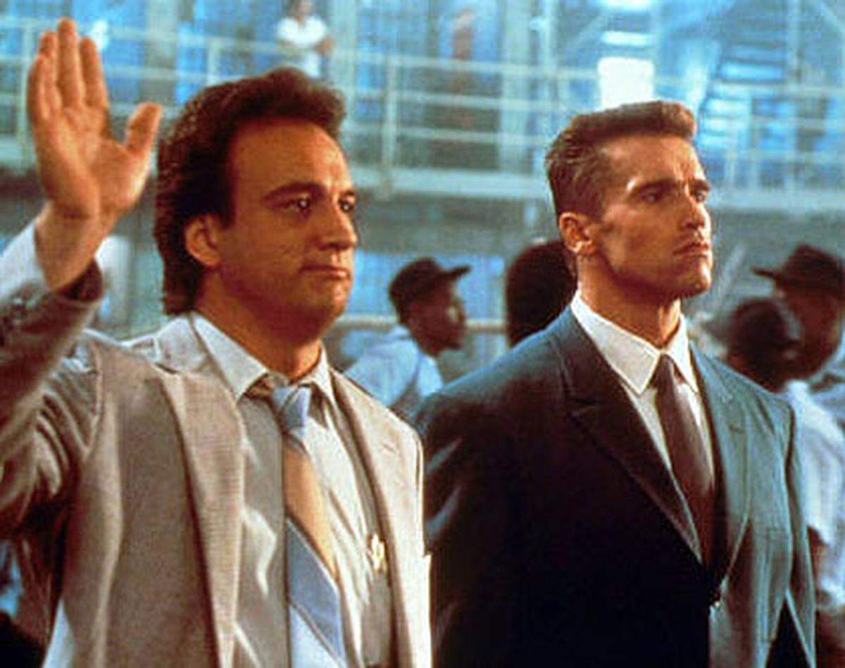 ...oder als russischer Spezialagent gemeinsam mit James Belushi in "Red Heat" (1988) - die Szenarie wechselt, der Arnold bleibt der gleiche. Aus dem Rahmen fällt da schon seine Darstellung im Sci-Fi-Streifen "Total Recall" (1990), für die er durchwegs gute Kritiken bekommt.