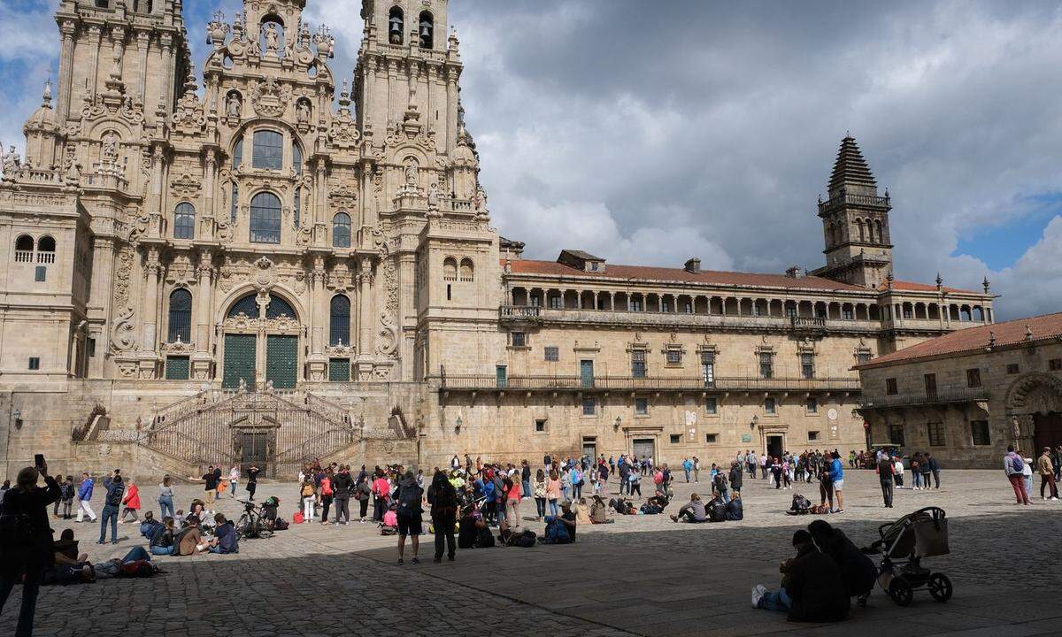 Im Zentrum: Die Kathedrale von Santiago de Compostela. Derzeit werden Pilgerer, die hunderte Kilometer in den Beinen (oder alternativ hunderte Muscheln im Magen) haben, aber nur mit Plastikplanen und Baulärm belohnt: Die Kathedrale wird renoviert. Bis 2012 soll das abgeschlossen sein: Das Jahr ist zum heiligen ernannt, dann werden – zusätzlich zum ohnehin boomenden Pilgertourismus – noch mehr Besucher erwartet.