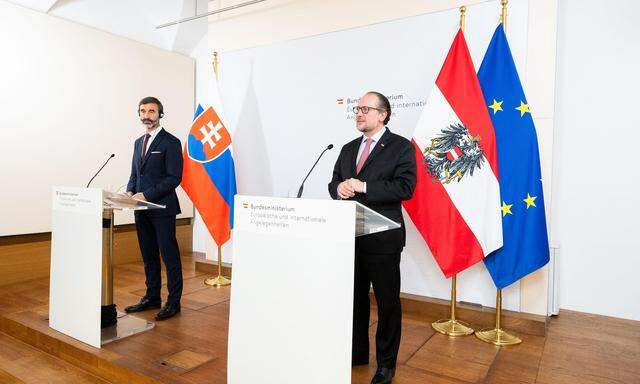  Der slowakische Außenminister Juraj Blanar und Außenminister Alexander Schallenberg (ÖVP) am Mittwoch, 22. November 2023, während einer Pressekonferenz, im Rahmen eines offiziellen Treffens in Wien.