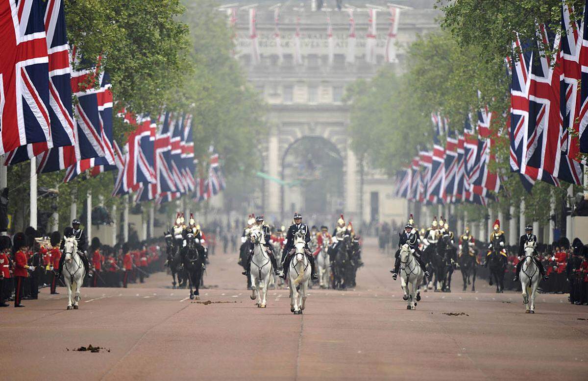 Unter dem Jubel hunderttausender Schaulustiger fuhren die Frischvermählten zum Buckingham-Palast, wo die Queen zum Lunch lud.