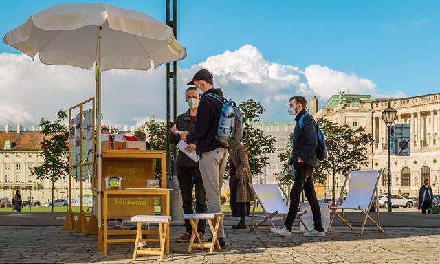 Bewegtes Museum: Ein Stand neben dem Heldentor soll eine Diskussion über den Heldenplatz anregen.