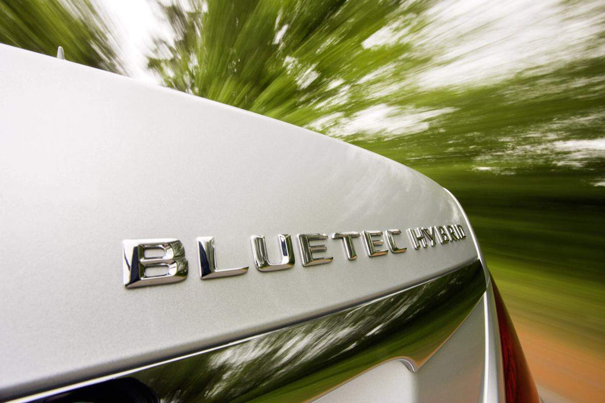 Die Oberklasse wird in Sachen Restwert von Mercedes dominiert. Der Mercedes S 300 BlueTec Hybrid hat den höchsten Werterhalt in Prozent. Der Restwert beträgt im Jahr 2019 50,5 Prozent.