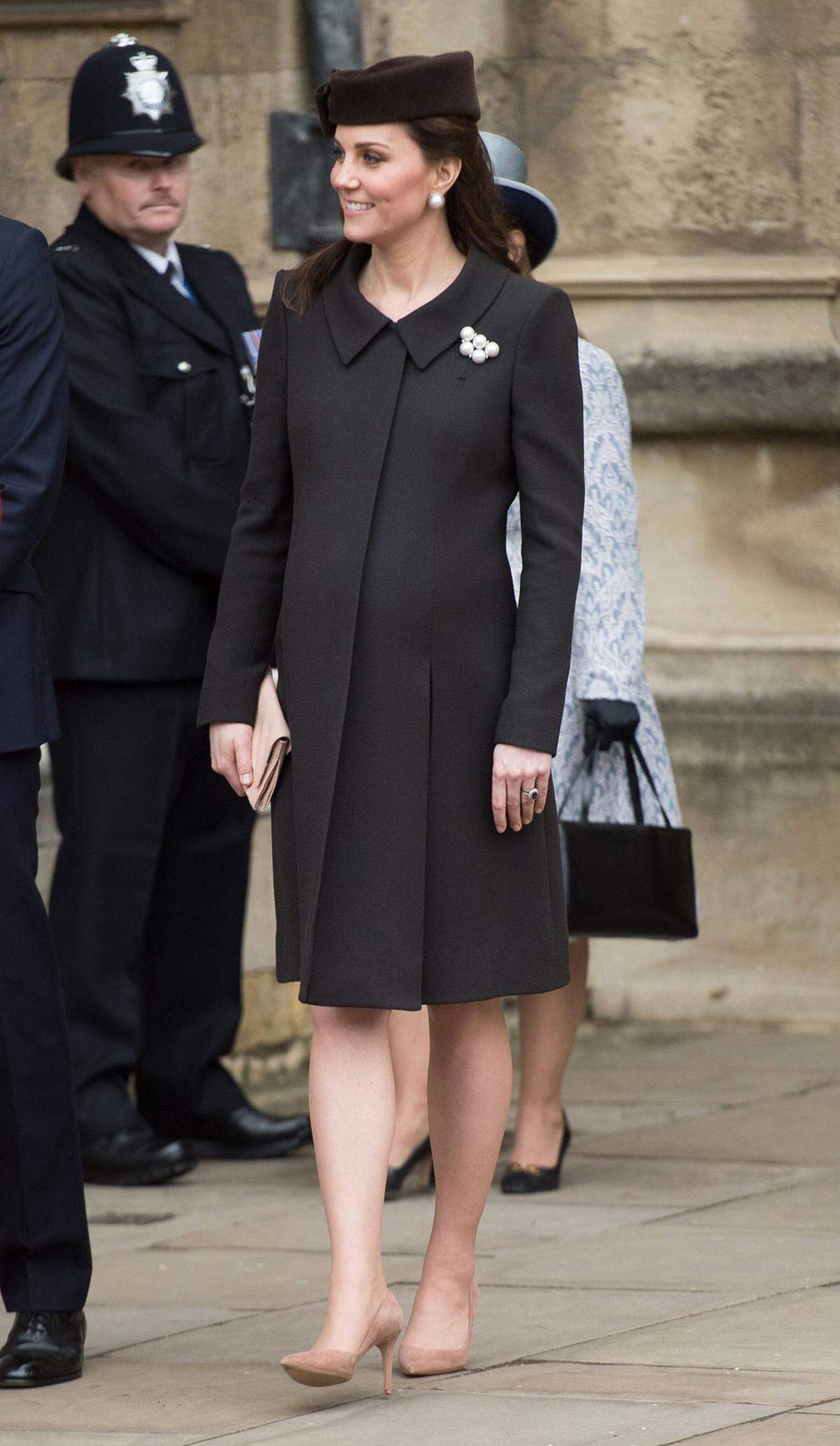 Für den Gottesdienst am Ostersonntag in "St. George's" auf Schloss Windsor trug Herzogin Catherine einen maßgeschneiderten Mantel mit langem Polokragen von Catherine Walker, dazu kombinierte sie einen braunen Hut. Das schönste Accessoire wird nur angedeutet: ihr drittes Kind. Es war ihr letzter offizieller Termin vor der Geburt. Alle Looks ihrer dritten Schwangerschaft, finden sich übrigns hier: Herzogin Kates Umstandsmode