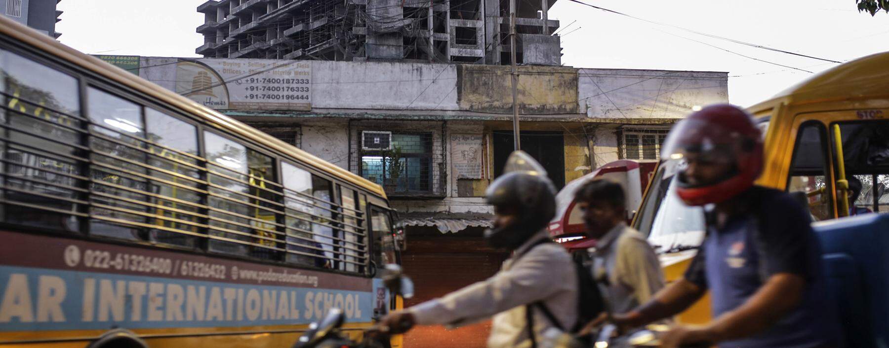 Ein „Zombiegebäude“ in Bombay: Dieses Wohnhaus wartet seit mehreren Jahren darauf, endlich fertiggestellt zu werden. Doch der Bauträger ist bankrott.  