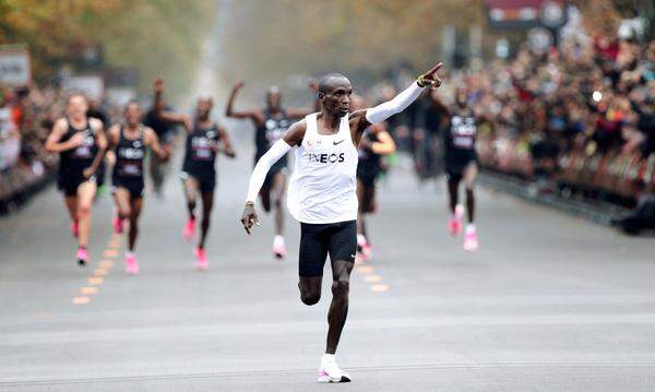 Eliud Kipchoge hat am 12. Oktober 2019 in Wien sein großes Ziel erreicht: Der 34-Jährige legte die 42,195-km-Distanz in einem eigens für ihn organisierten Rennen in 1:59:40 Stunden zurück und durchbrach damit als erster Mensch im Marathon die Zwei-Stunden-Schallmauer.