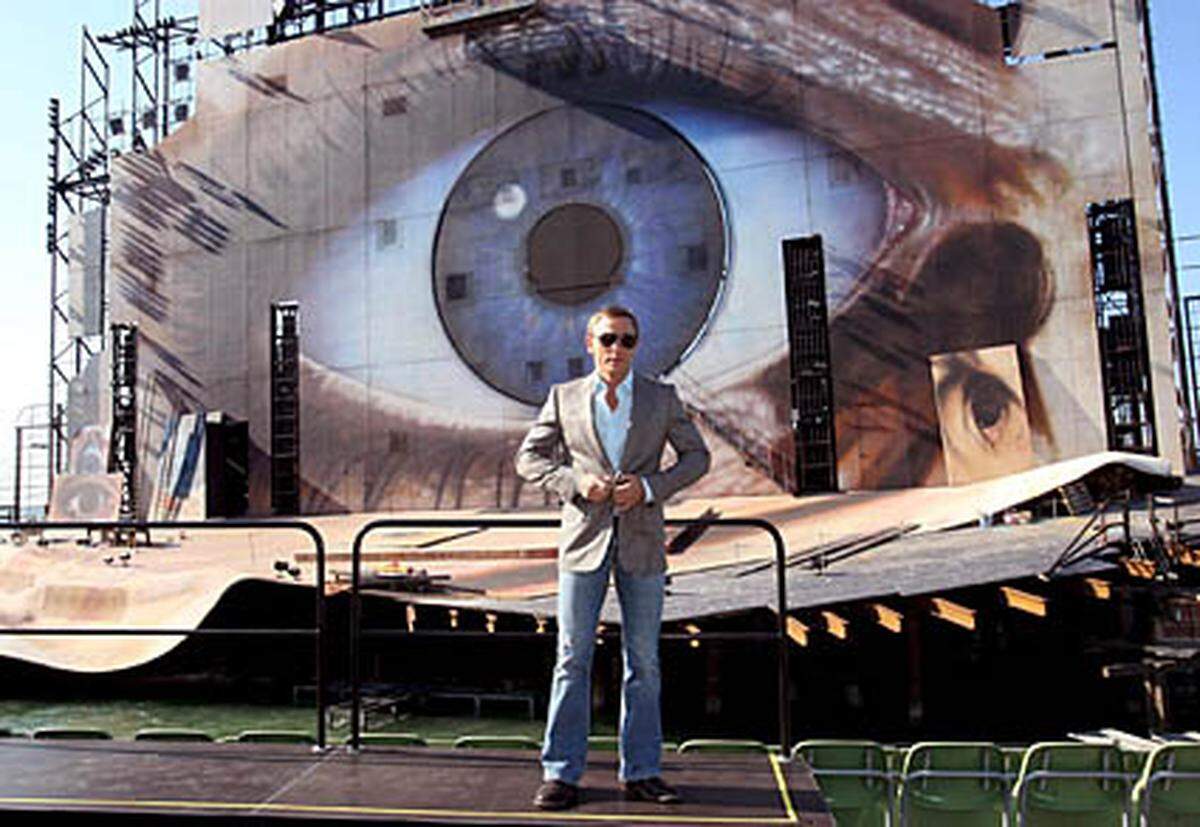 Einen starken Auftritt lieferte James Bond Daniel Craig im jüngsten 007-Film auf der Bregenzer Seebühne. Zur Puccini-Oper Tosca spioniert und kämpft er. Das Riesenauge im spektakulären Bühnenbild hatte es Regisseur Marc Forster angetan.