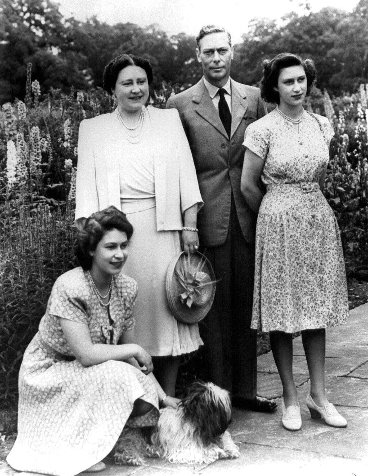 Häufig besuchten George VI. und die später als Queen Mum bekannte Elizabeth mit den Töchtern Elizabeth und Margaret die Verwandten. Seiner georgianischen Architektur zum Trotz steht Hillsborough Castle auf heiklem Grund. Denn spätestens seit 1925 der erste von fünf englischen Gouverneuren als Repräsentant der Krone einzog, war Hillsborough auch Erinnerung daran, dass sich Engländer schon sehr lang mit großer Selbstverständlichkeit in Irland breitmachten.