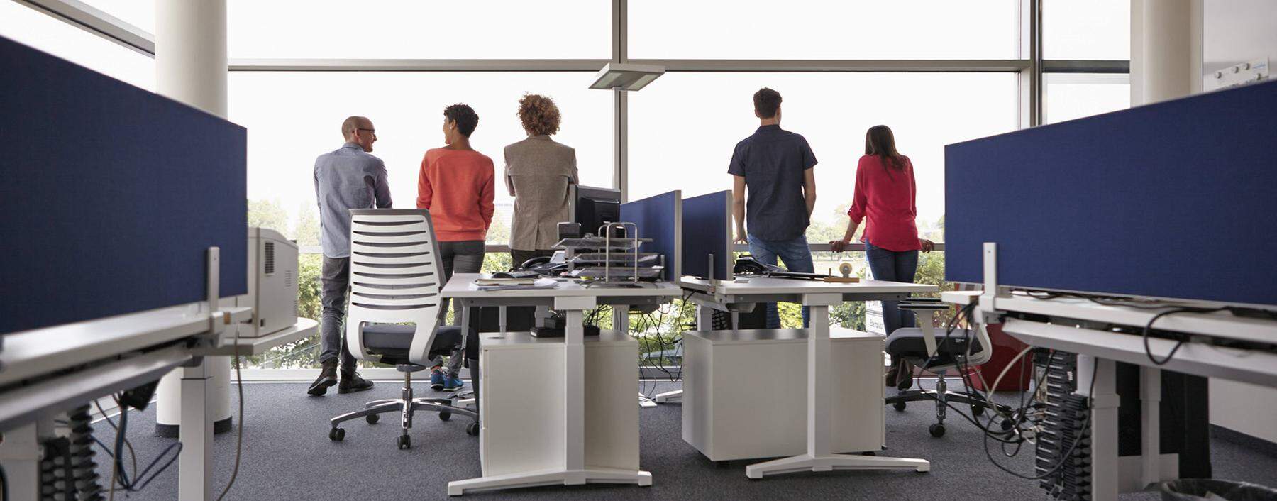 Colleagues in open plan office standing at the window model released Symbolfoto property released PU