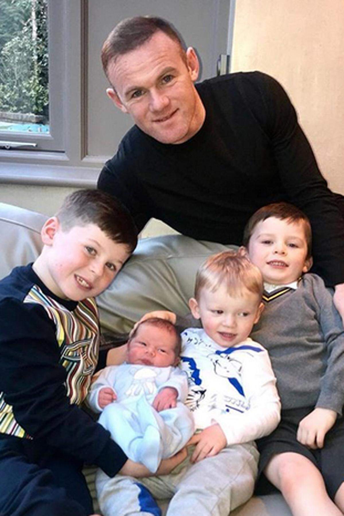 Wayne Rooney ist zum vierten Mal Vater geworden. Der britische Fußball-Star und seine Ehefrau Coleen haben bereits die Söhne Kai (8), Klay (4) und Kit (2). Somit tanzt Sohnemann Nummer vier bei der Namensgebung etwas aus der Reihe, denn der hört auf den Namen Cass Mac Rooney.