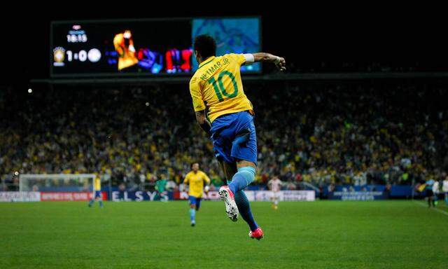 Bilder des Tages SPORT Brazil s Neymar C celebrates after scoring a goal during their Russia 201