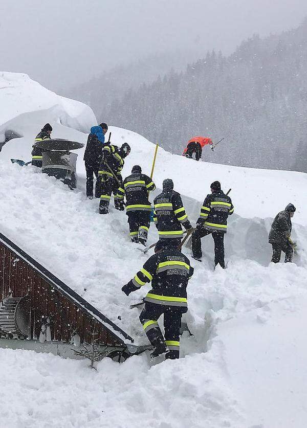 Nach tagelangen Schneefällen haben die steirischen Gemeinden Pölstal und Hohentauern am Montag den Katastrophenzustand ausgerufen.