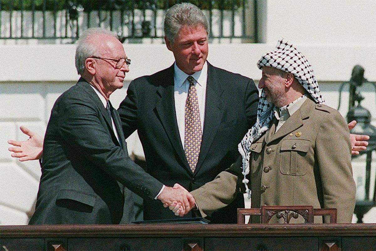 Arafats schrittweise Hinwendung zu einer Friedenspolitik gegenüber Israel brachte ihm 1994 ebenso wie dem damaligen israelischen Ministerpräsidenten Jitzak Rabin und dem israelischen Außenminister Shimon Peres den Friedensnobelpreis ein.Der weltweit bejubelte Handschlag mit Rabin auf dem Rasen des Weißen Hauses ermöglichte Arafat die Rückkehr in die Palästinensergebiete.