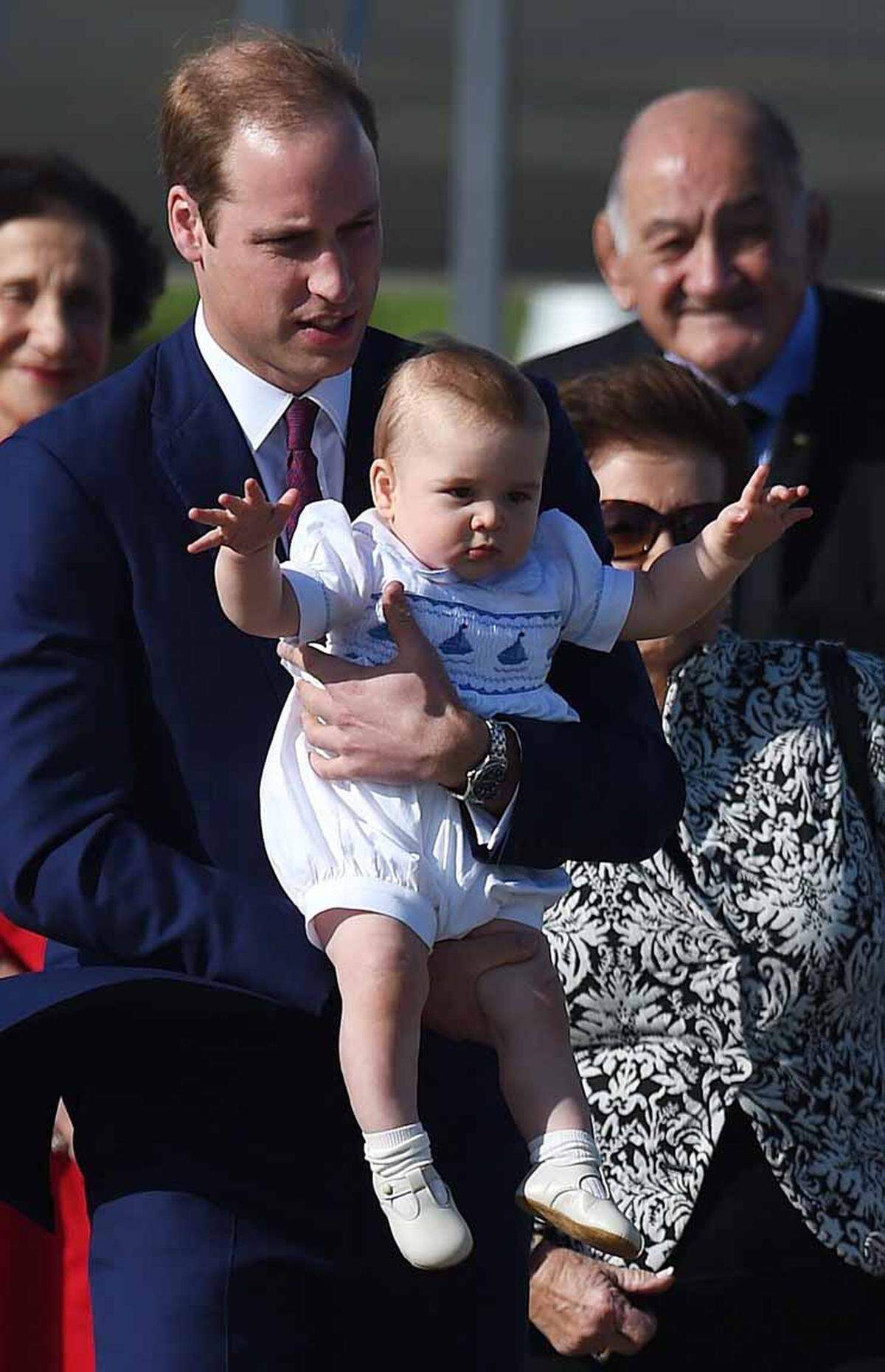Denn vielen Eltern scheint der klassische Look des kleinen Prinzen zu gefallen. Viele Strampler, die das neun Monate alte Kleinkind trug, sind ebenfalls bereits vergriffen.