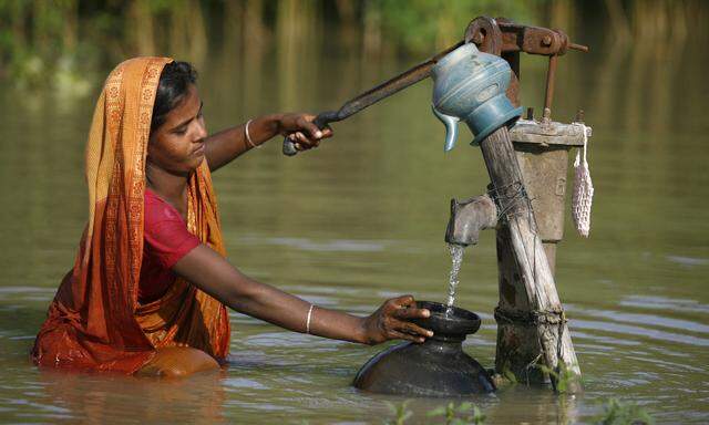 Doppelt geplagt: Im oft überfluteten Bangladesch hilft nur Grundwasser, aber das ist oft mit Arsen verseucht.