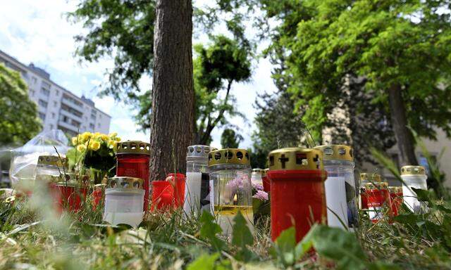 Kerzen, Blumen und Stofftiere an dem Ort, an dem das tote Mädchen gefunden wurde. 