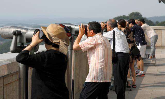 Blick in ein neues, friedlicheres Nordkorea? Touristen schauen von Südkorea aus über die Grenze.