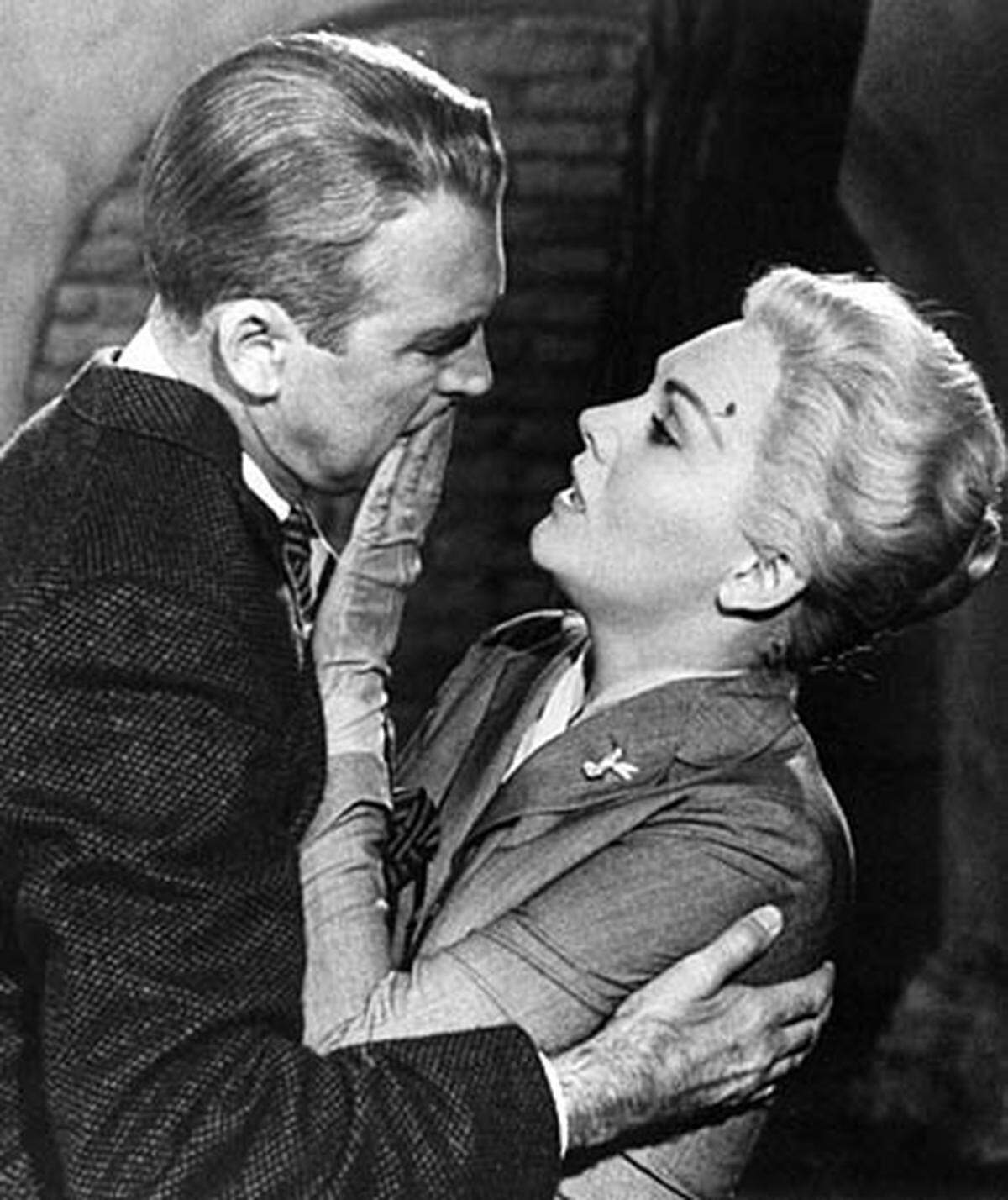 Viel ist über Hitchcocks Verhältnis zu Frauen geschrieben worden. Immer besetzte er die weiblichen Hauptrollen mit Blondinen, die anfangs unnahbar und überlegen scheinen, aber dann tief gedemütigt werden. Im Bild: James Stewart und Kim Novak in "Vertigo" (1958) 