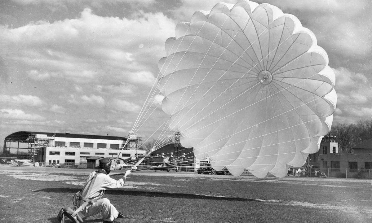 Der deutschen Chemieindustrie war Nylon nicht verborgen geblieben, als Konkurrenzprodukt wurde Perlon entwickelt - wie Nylon ein Polyamid. Der Zweite Weltkrieg bremste die Verbreitung auf dem zivilen Markt, da sowohl Nylon als auch Perlon militärischen Nutzen hatten, etwa für die Produktion von Fallschirmen.