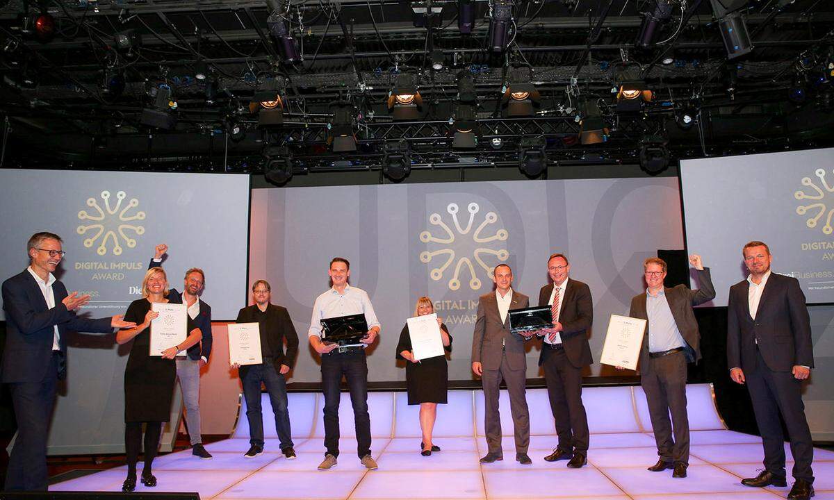 Alle glücklichen Preisträger beim Digital Impuls Award 2020 auf der Bühne mit Drei CEO Jan Trionow (l.) und „Presse“-Geschäftsführer Herwig Langanger (r.).