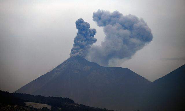 Der 3.760 Meter hohe Fuego bricht im Durchschnitt alle vier bis fünf Jahre aus. (Archivbild)