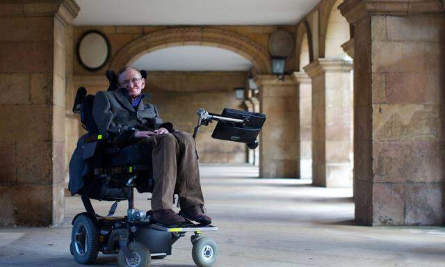 „Ich bin der Archetyp eines behinderten Genius“: Stephen Hawking in den Gemäuern der Universität Cambridge, wo er wie einst Isaac Newton und Paul Dirac den Lucasischen Lehrstuhl für Mathematik innehatte. Dieses Foto entstand 2004 anlässlich der Premiere des Films „The Theory of Everything“.