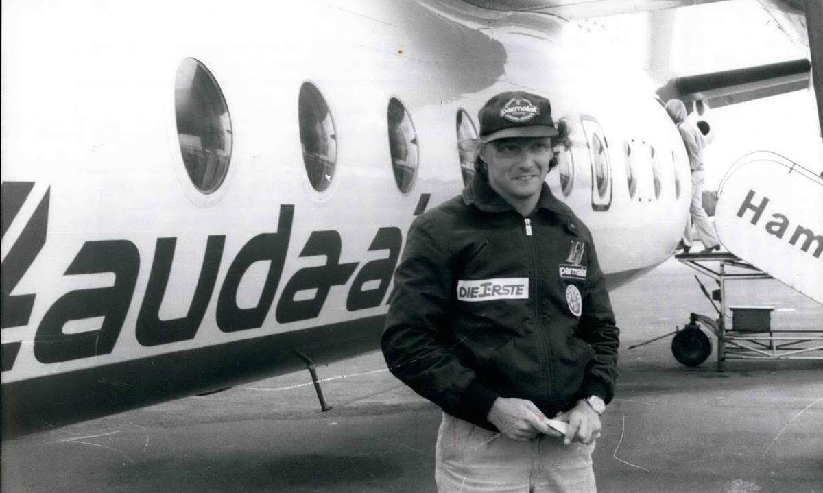 Am 4. April 1979 gründet der damals noch zweifache Formel- 1-Weltmeister Niki Lauda die Lauda Air. Mit zuerst zwei und später drei Fokker F-27 nimmt sie den Flugbetrieb auf. Unter anderem auf der Strecke Klagenfurt-Hamburg, wie dieses Foto aus dem Jahr 1981 zeigt.
