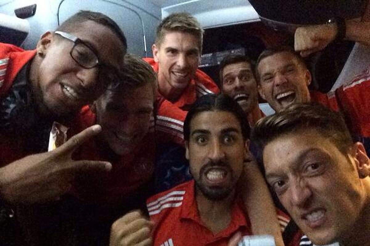 Und die Sterne der WM, die posteten ein paar Selfies aus der Umkleide und dem Bus zurück ins WM-Lager: "Heading back to Campo Bahia .... hungry for more".