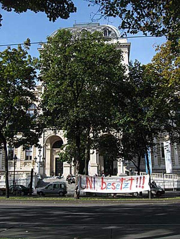 Das Rektorat der Universit&auml;t Wien entscheidet sich gegen eine R&auml;umung. Bundeskanzler Werner Faymann &auml;u&szlig;ert Verst&auml;ndnis f&uuml;r die protestierenden Studenten.