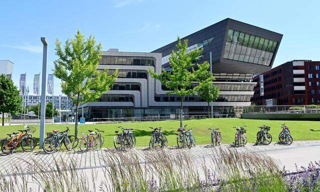 Der Campus der Wirtschaftsuniversität Wien. Der Frauenanteil am Department für Volkswirtschaft lag 2021 bei 53 Prozent aller studentischen MitarbeiterInnen und gerade mal bei 15 Prozent der UniversitätsprofessorInnen.