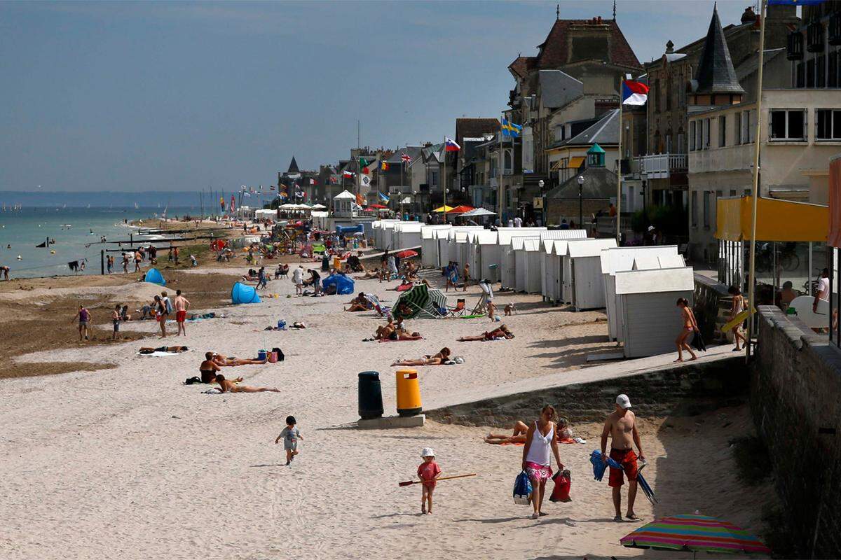 ... heute genießen die Einheimischen und Touristen wieder das Strandleben.Im Bild: Saint-Aubin-sur-Mer, im August 2013.
