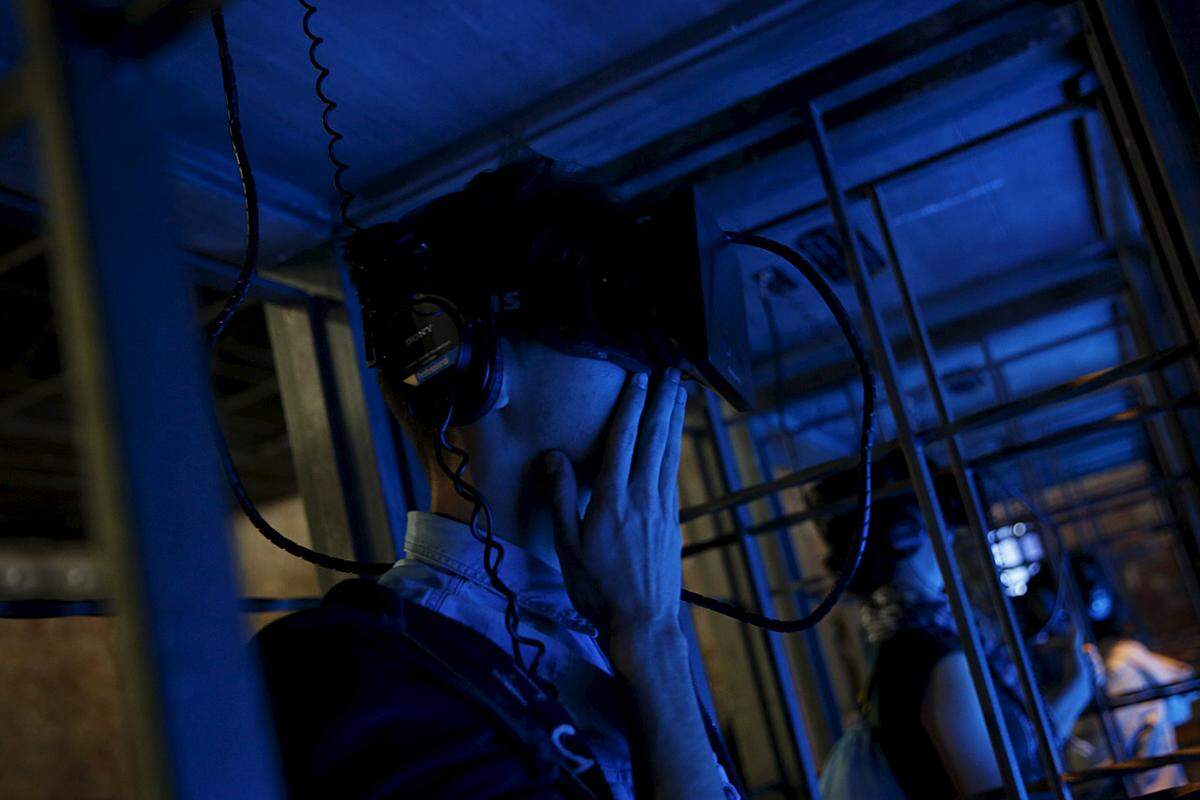 Wie auch die Schlange vor dem anderen Höhepunkt der Ausstellung: Der "Oculus Rift", eine Virtual-Reality-Erfahrung. Mit Kopfhörern und einer Brille ausgestattet, betritt man als Zuschauer einen Käfig und fährt dann die Wand aus Eis am Castle Black hoch. Von oben kann man über das Land nördlich der Wall sehen. Beeindruckend - und ein wenig angsteinflößend. Als Ausstellungsbesucher ist man geneigt, sich an den Stäben des Käfigs festzuhalten.