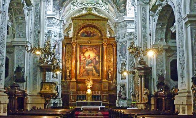 Beichtstühle von Touristen in der Dominikanerkirche mit Weihwasser gelöscht
