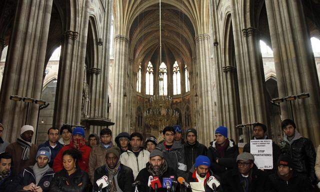 Die Asylwerber bei einer Pressekonferenz in der Votivkirche.