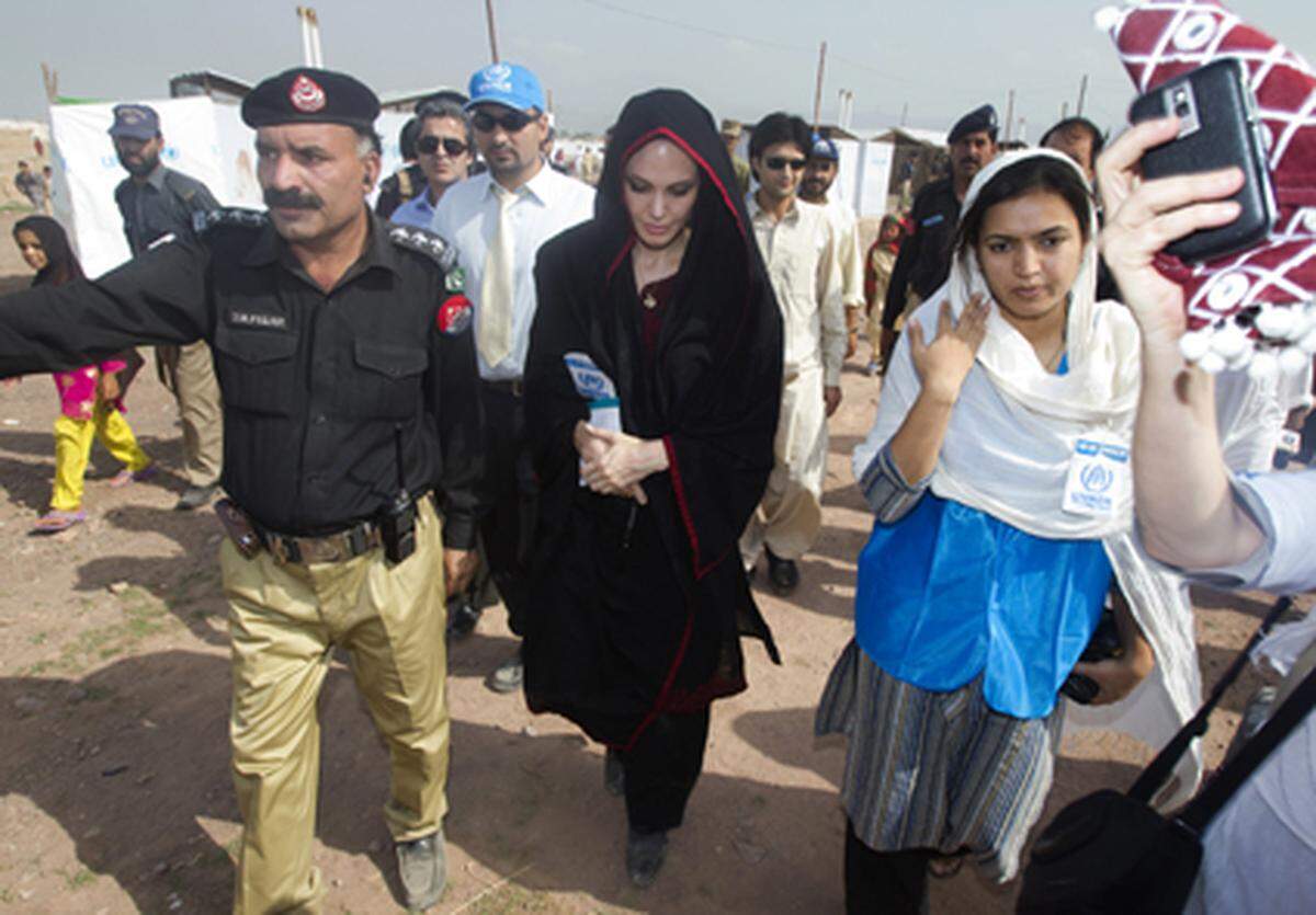 Es ist Jolies vierte Reise nach Pakistan, seit sie 2001 zur Botschafterin des UNHCR ernannt wurde. In der vergangenen Woche hatte die Filmheldin in einer Videobotschaft an die Menschen appelliert, mehr für Pakistan zu spenden.