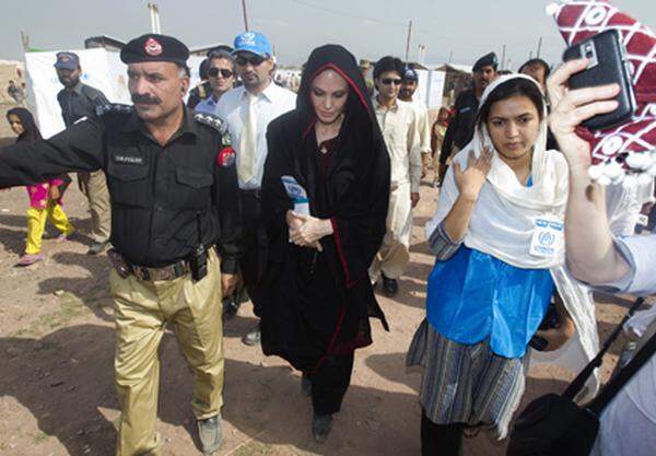 Es ist Jolies vierte Reise nach Pakistan, seit sie 2001 zur Botschafterin des UNHCR ernannt wurde. In der vergangenen Woche hatte die Filmheldin in einer Videobotschaft an die Menschen appelliert, mehr für Pakistan zu spenden.