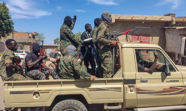 Anhänger des sudanesischen Militärs patrouillieren gegen die paramilitärischen Rapid Support Forces (RSF).