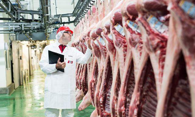 Im Rahmen der AMA-Kontrolle wird die ordnungsgemäße Kennzeichnung des Fleisches überprüft.