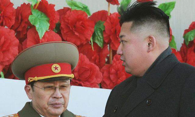 Jang Song-thaek mit seinem Neffen Kim Jong-un