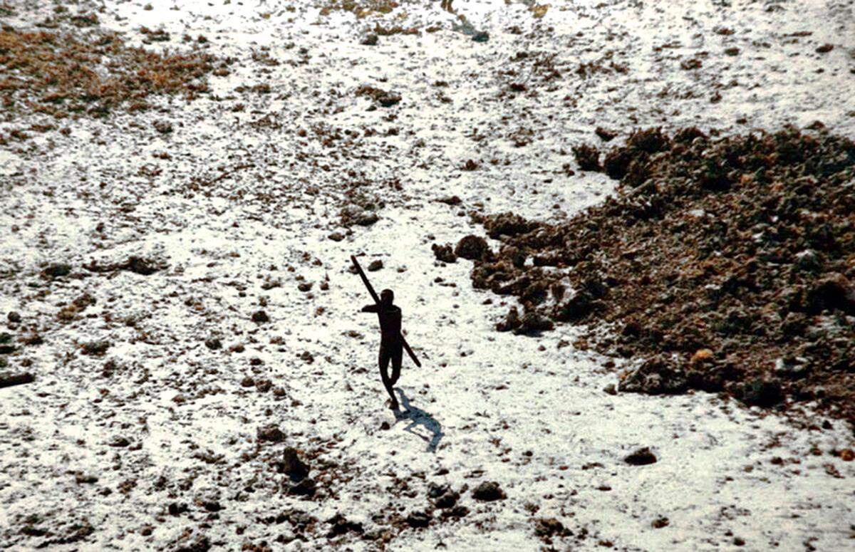 Zu den isoliertesten Völker gehören die Sentinelesen - sie leben auf North Sentinel Island im Indischen Ozean (siehe Bild). Das Volk dürfte direkt von den ersten Siedlern aus Afrika stammen, das heißt, sie leben seit über 55.000 Jahren hier. Aufgrund der Lage der Insel hat das Volk über Tausende von Jahren keinen Kontakt zur Außenwelt.