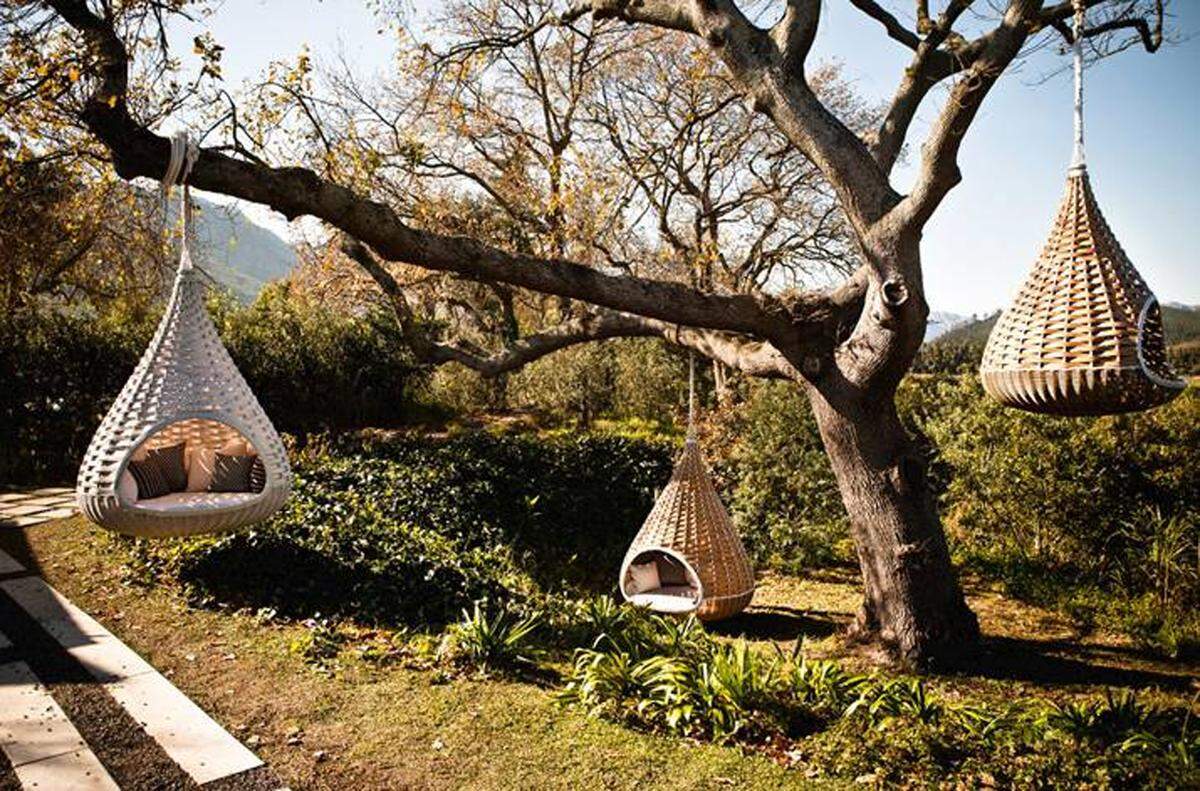 Für den Entwurf des hängenden Lounge-Sessels "Nestrest" von Dedon stand der afrikanische Webervogel Pate. Recht günstig ist das geflochtene Nest allerdings nicht, mit 8000 Euro sollte man rechnen.
