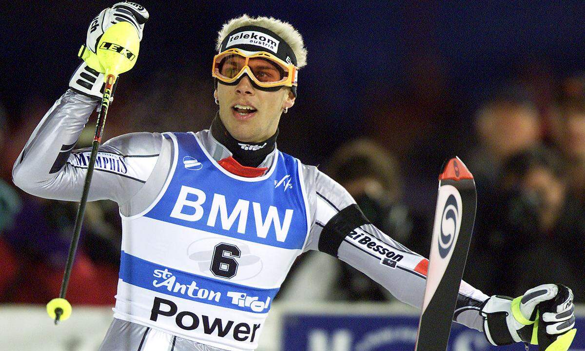 Mario Matt (Bild) und Co. machten den Arlberg zur Edelmetallmine: Dreimal Gold, sechsmal Silber und zweimal Bronze lautete die Bilanz 2001. Matt holte Gold im Slalom und Silber in der Kombination, Hannes Trinkl gewann die Abfahrt der Herren und Michaela Dorfmeister führte in der Damenabfahrt einen ÖSV-Dreifachsieg an (vor Renate Götschl und Selina Heregger).