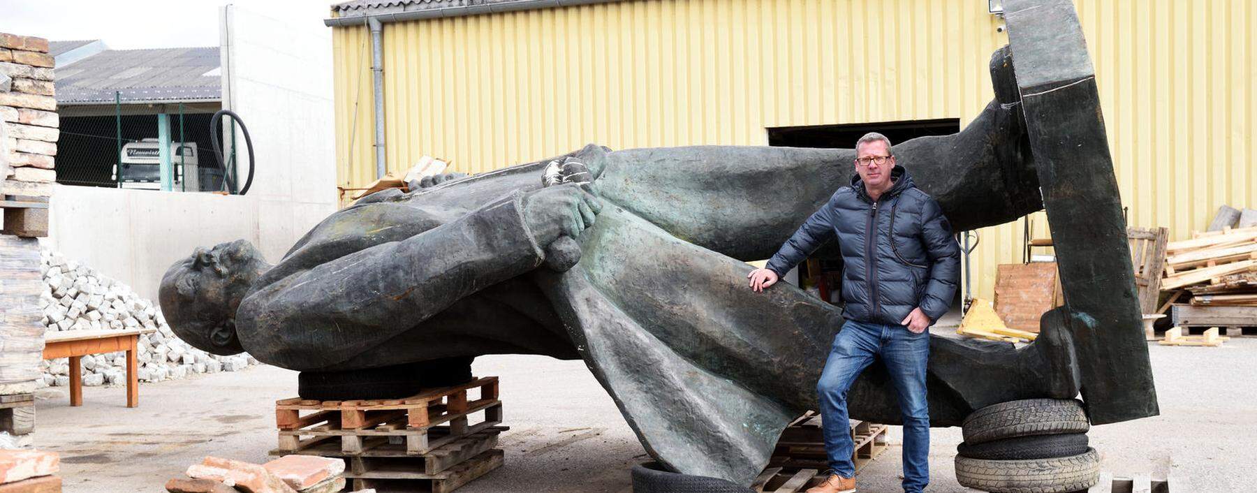 Christian Berger verkauft alte Baustoffe – und gelegentlich auch Sowjet-Relikte. So wie etwa jetzt eine 4,8 Meter hohe Lenin-Statue aus der Ukraine.