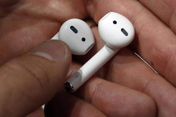 Außerdem haben die AirPods eine integrierte Lautsprecherfunktion. Diese sind in der zylinderförmigen Verlängerung integriert. In puncto Design kann man streiten. Im Prinzip sehen sie aber aus wie ganz normale Apple-Kopfhörer, bei denen man das Kabel abgeschnitten hat. Die Akkulaufzeit beträgt fünf Stunden. Über die kleine Transportbox können die AirPods auch unterwegs aufgeladen werden. Innerhalb von 15 Minuten sollen sie wieder voll einsatzfähig sein.