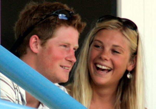 So glücklich waren sie einst, doch jetzt soll die Liebe zwischen Prinz Harry und Chelsey Davy wieder neu entflammt sein. Nachdem die Südafrikanerin den 24-Jährigen Anfang des Jahres nach einer fünfjährigen Bezeihung verlassen hat, sollen sie sich im Laufe des Sommers wieder näher gekommen sein. "Sie wollen noch einmal ganz langsam beginnen und die Sache geheim halten", berichtet ein Freund des Paares.  Quelle: Daily Mail