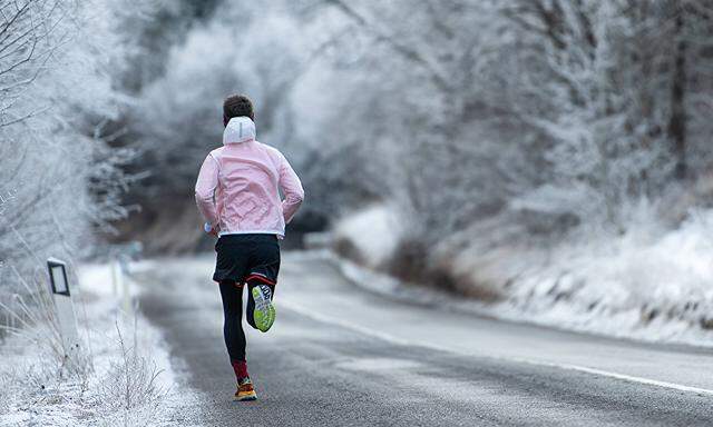 Laufen beim Training auf vereister Straße? Bald meldet sich auch in Österreich der Winter zurück.