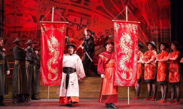 Ungefähr so stellt man sich China auf einer Operettenbühne vor – so sieht es in Bad Ischl (ausgestattet von Toto) auch aus.
